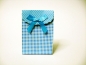 Mobile Preview: Stabile Geschenktasche aus Pappe Blau kariert mit weißen Punkten